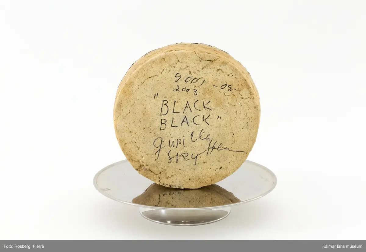 Dekorerad tårta på fat.