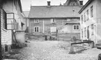 Gårdsinteriör från von Lingens gård vid Storgatan 58 i Linköping. Gården har fått sitt namn efter Herman von Lingen, som från 1784 var ägare. Tiden för bilden är 1938 och den åldriga manbyggnaden har nått ett bedagat tillstånd. 20 år efter fototillfället nedmonterades huvudbyggnaden för att flyttas till friluftsmuseet Gamla Linköping.