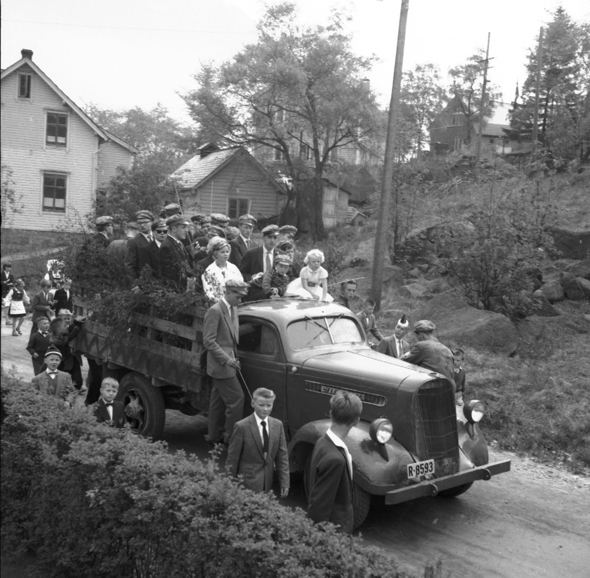 Lastebil som russebil i 17. mai-tog i Jordalsvegen. 

