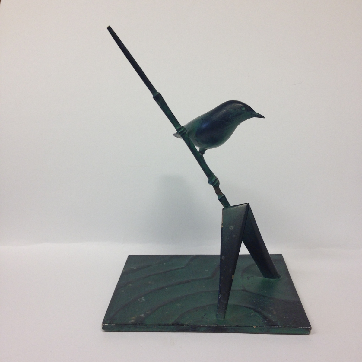 Produktionsexemplar. Skulpturen gjuten i brons, patinerad.