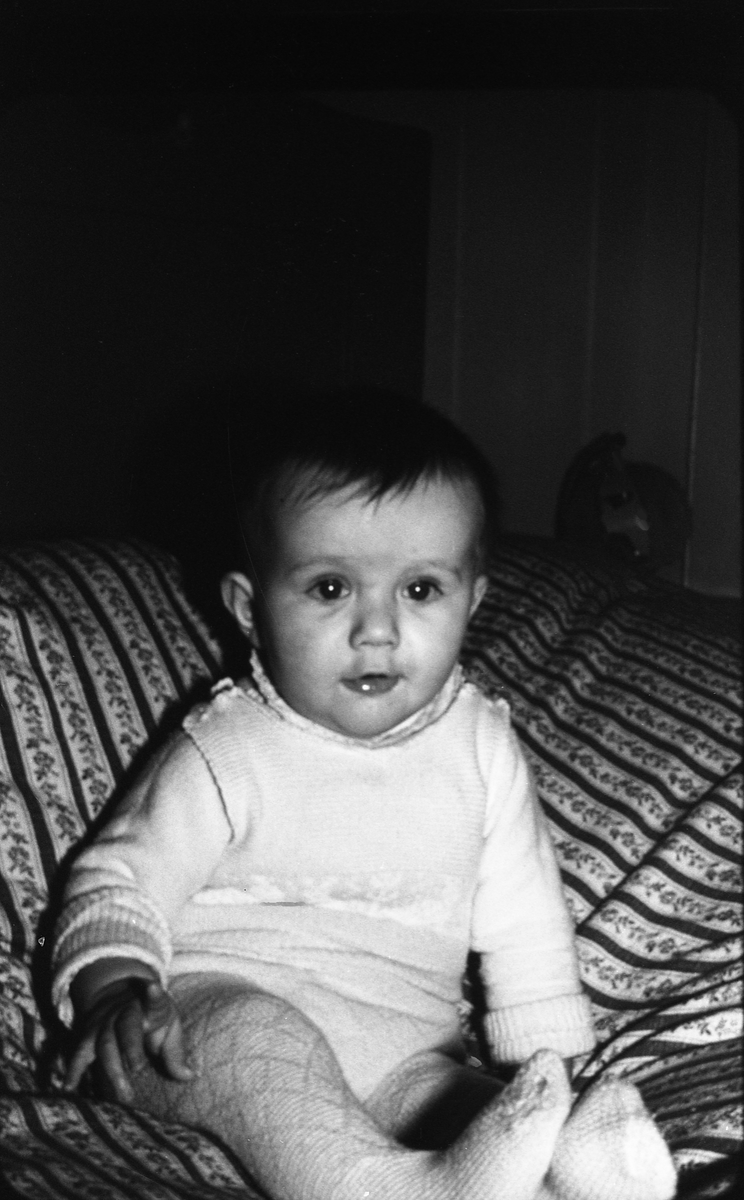 Portrett av et uidentifisert barn. Seks bilder.