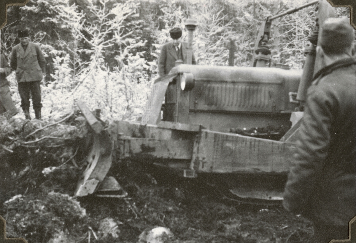 Text i fotoalbum: "Brytning av timmerbasväg med ingbat traktorer nov 1941, Dala-Floda skogar. "