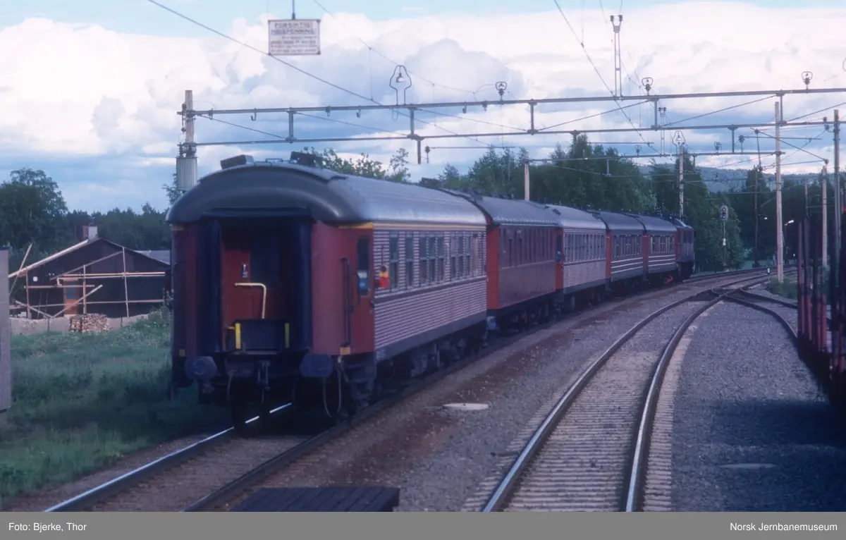 Ekspresstog 1033 til Stockholm passerer Sander stasjon, trukket av elektrisk lokomotiv litra F