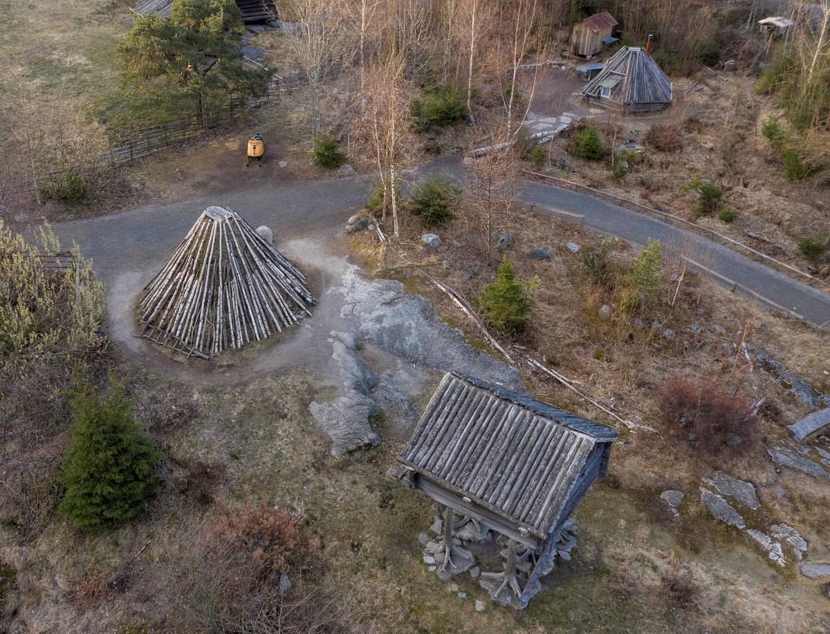 Saemien sijte på Skansen gestaltar en nutida sydsamisk miljö. Sitan består av fyra byggnader; torvkåtan, stolpboden, timmerkåtan samt njallan. Byggnaderna har uppförts på eller flyttats till Skansen under 1900-talet samt 2000-talets första årtionde. De två kåtorna samt stolpboden stammar från Jämtland, njallan från Norrbotten.