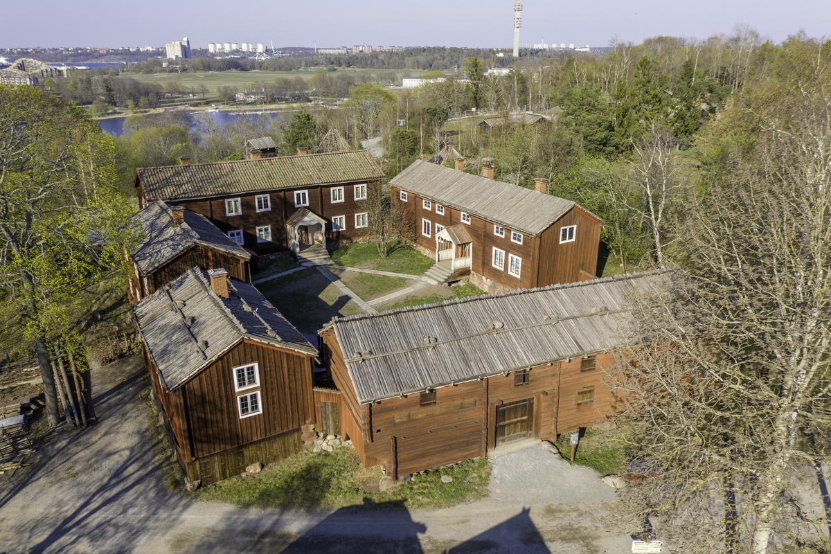 Delsbogården skapades under det sena 1930-talet med avsikten att gestalta en större bondgård i Hälsingland vid 1800-talets mitt. Gården består av byggnader flyttade från Delsbo socken, med undantag av en byggnad som härstammar från Ljusdals socken. Gården är helt sluten, där husen inte är byggda intill varandra sluts gården av höga plank. På Delsbogården finns tre bostadshus, ett fähus, en loge, två härbren samt en brunn. Byggnadernas ålder sträcker sig från 1500-talet till 1800-talets första hälft.
