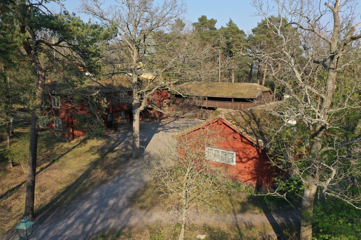 Det som idag kallas Bergsmansgården på Skansen har sammanställts och kompletterats med byggnader vid fyra tillfällen under åren 1895-1943. Avsikten är att illustrera en förmögen bergsmans mangård under 1700-talet. Gården sluts av plank mellan husen Laxbro - Yrstatorp - Greksåsars. I planket mellan Laxbro - Yrstatorp finns en dörröppning. Byggnaderna är hämtade från västra Västmanland i Örebro län. Bergsmansgården rymmer ett bostadshus, två loftbodar samt ytterligare en mindre bod.