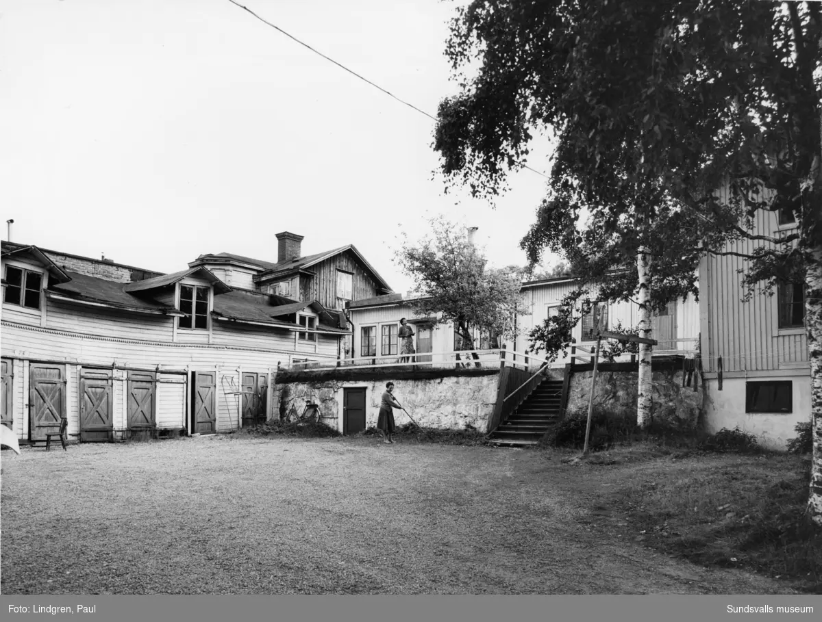 Södermalmsgatan 39. Huvudbyggnaden är uppförd 1895 i rappad sten med ett gårdshus av trä uppfört på en källarvåning av betong, med bostadsrum. Köptes 1902 av grosshandlare K W Kihlbaum.