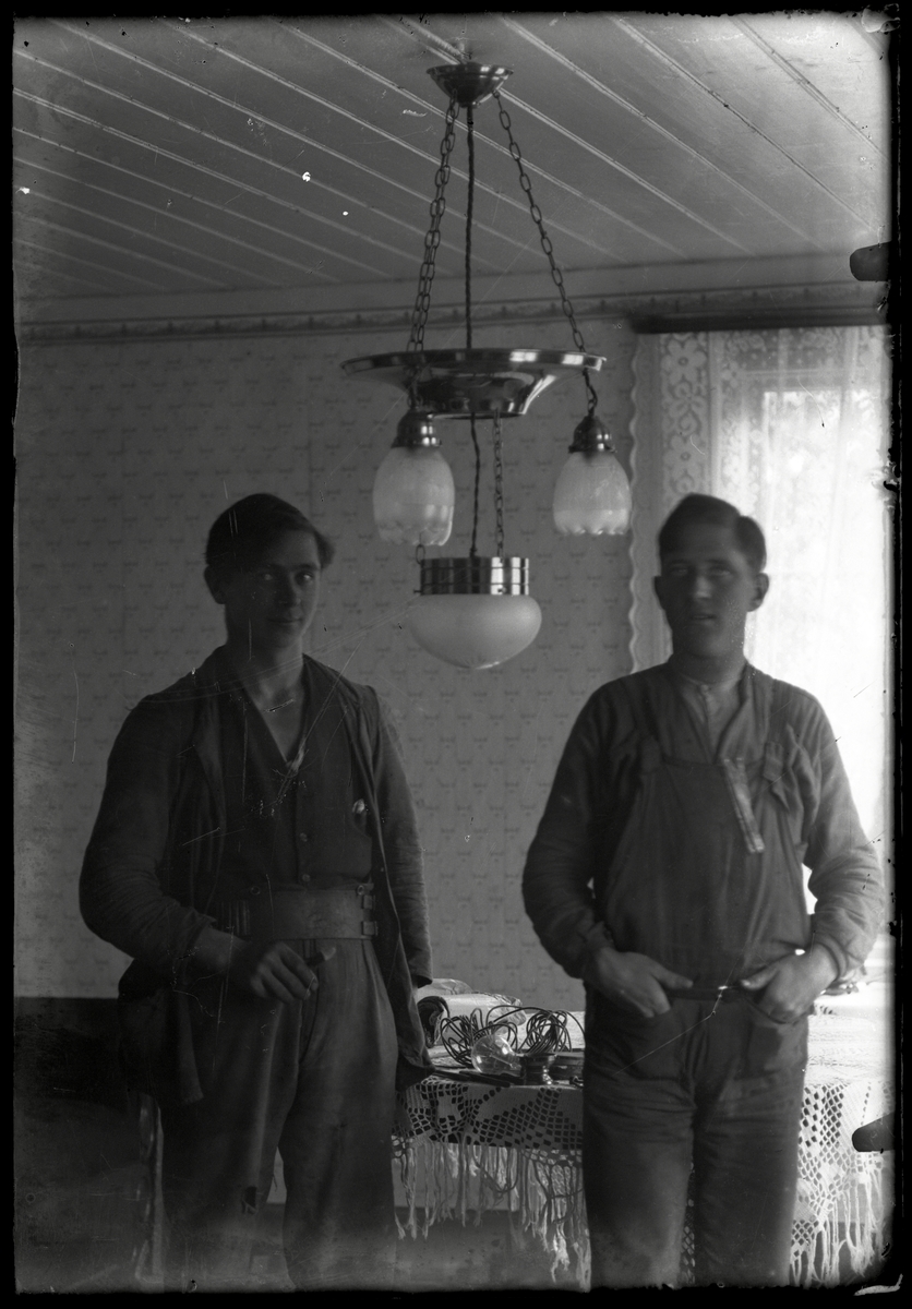 Elektriker som monterat lampa