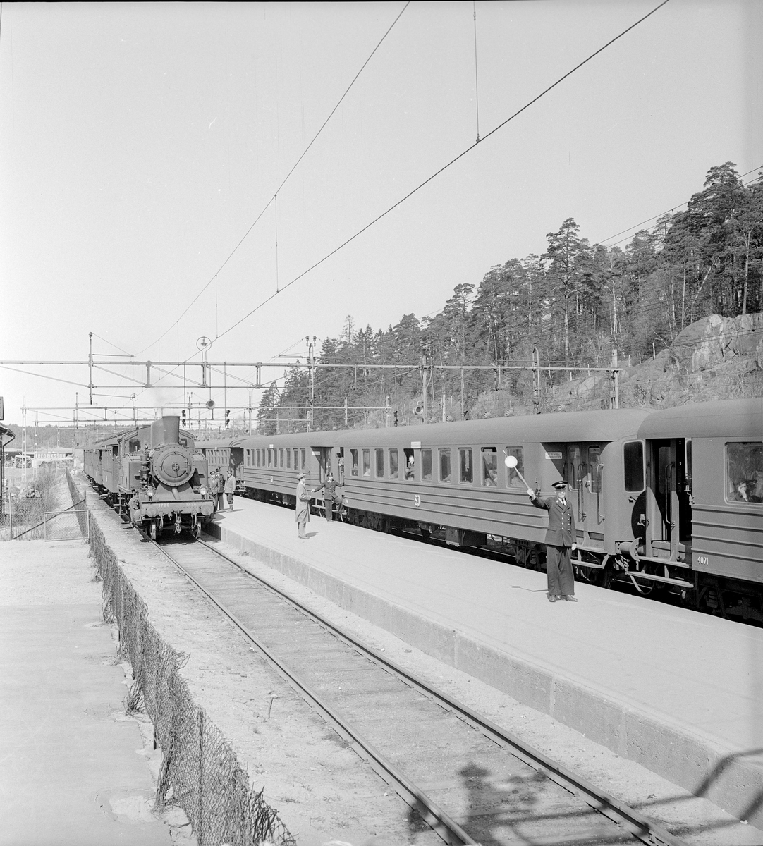 Signal för avgång. 





Statens Järnvägar, SJ Co6-vagnar. Ångloket till vänster är SJ S10 1726.