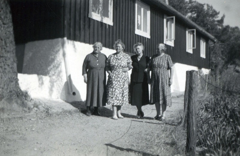 Werlins ladugårdsbyggnad ombygd till bostadshus, Streteredsvägen Risåsbacke cirka 1950. Från vänster: 1. Gerda Werlin (1890 - 1970). 
2. Fröjda Bengtsson (1911 - 1988). 3. Jenny Bengtsson Larsson (1913 - 2006). 4. Matilda "Tilda" Bengtsson, Dammkärr (1894 - 1968).