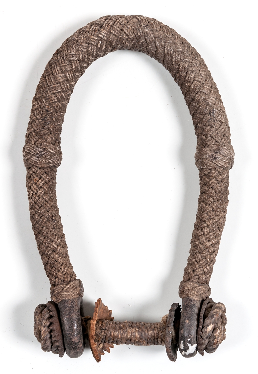 Handtag, till sjömanskista, 2 stycken. Flätade med läderdetaljer.