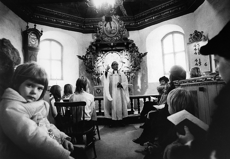 Kållereds kyrka, före 1976. Kyrkoherde Gustaf Lindman (1920-2003) predikar för församlingen.