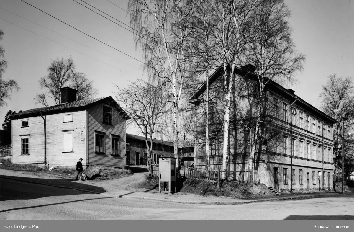 Södermalmsgatan 25. Trevåningsbyggnad med källarvåning av murad sten (huset till höger i bild) med tillhörande gårdshus och ekonomibyggnader uppförd 1880, troligen av handlaren M. A. Fürst som hade speceriaffär i bottenvåningen. Eventuellt kan det även ha fungerat som gästgiveri under några år på 1800-talet. På gården finns även en vattenpump (1963) som staden satt upp med visst avstånd emellan för att förse stadsdelen med vatten från vattenledningsverket. Byggnaderna är numera rivna och ersatta med Mitthems flerfamiljshus.