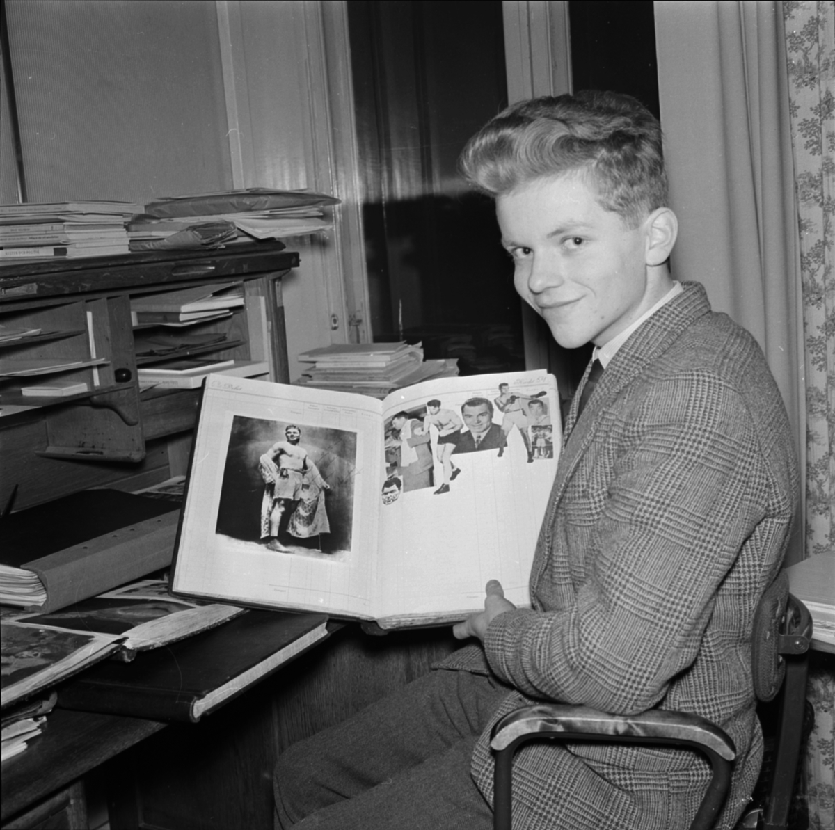 Åke Sintring, autografsamlare, med fotoalbum, Uppsala 1956