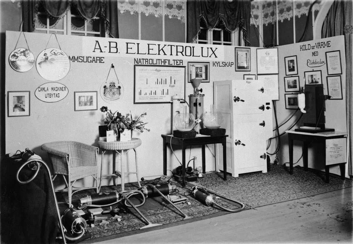 Interiör från Eksjö hemutställning. Elektrolux dammsugare och kylskåp och natrolithfilter.