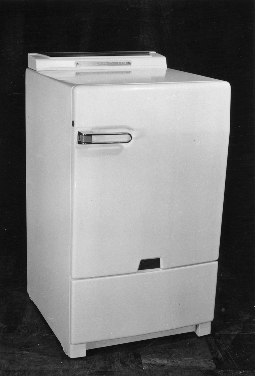 Electrolux.
Kylskåp L230 med toppgaller (alt. Carl Otto, B.G. och R.D.).