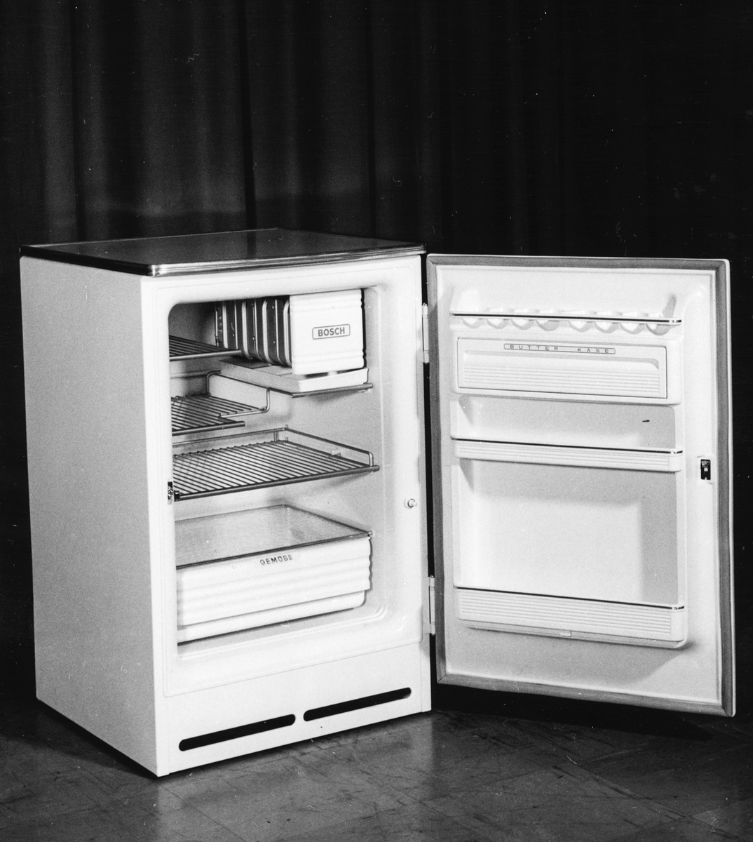 Electrolux.
Kylskåp, öppet med Bosch kompressor.