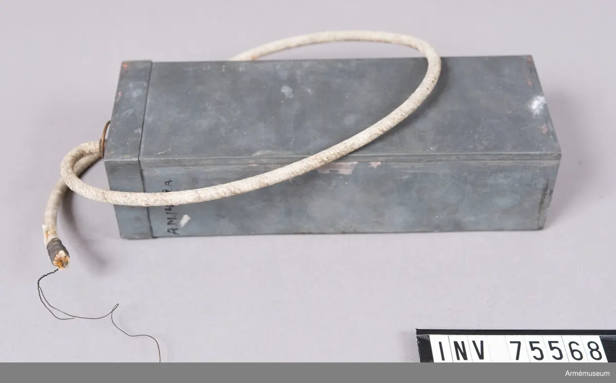 Grupp G III.
Med 800 gr bomullskrut, fullt apterad med stubin och dynamittändhatt.
För åskådning.