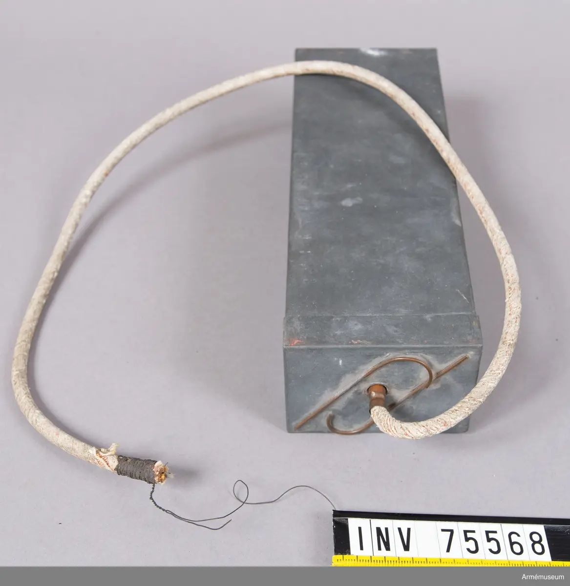 Grupp G III.
Med 800 gr bomullskrut, fullt apterad med stubin och dynamittändhatt.
För åskådning.