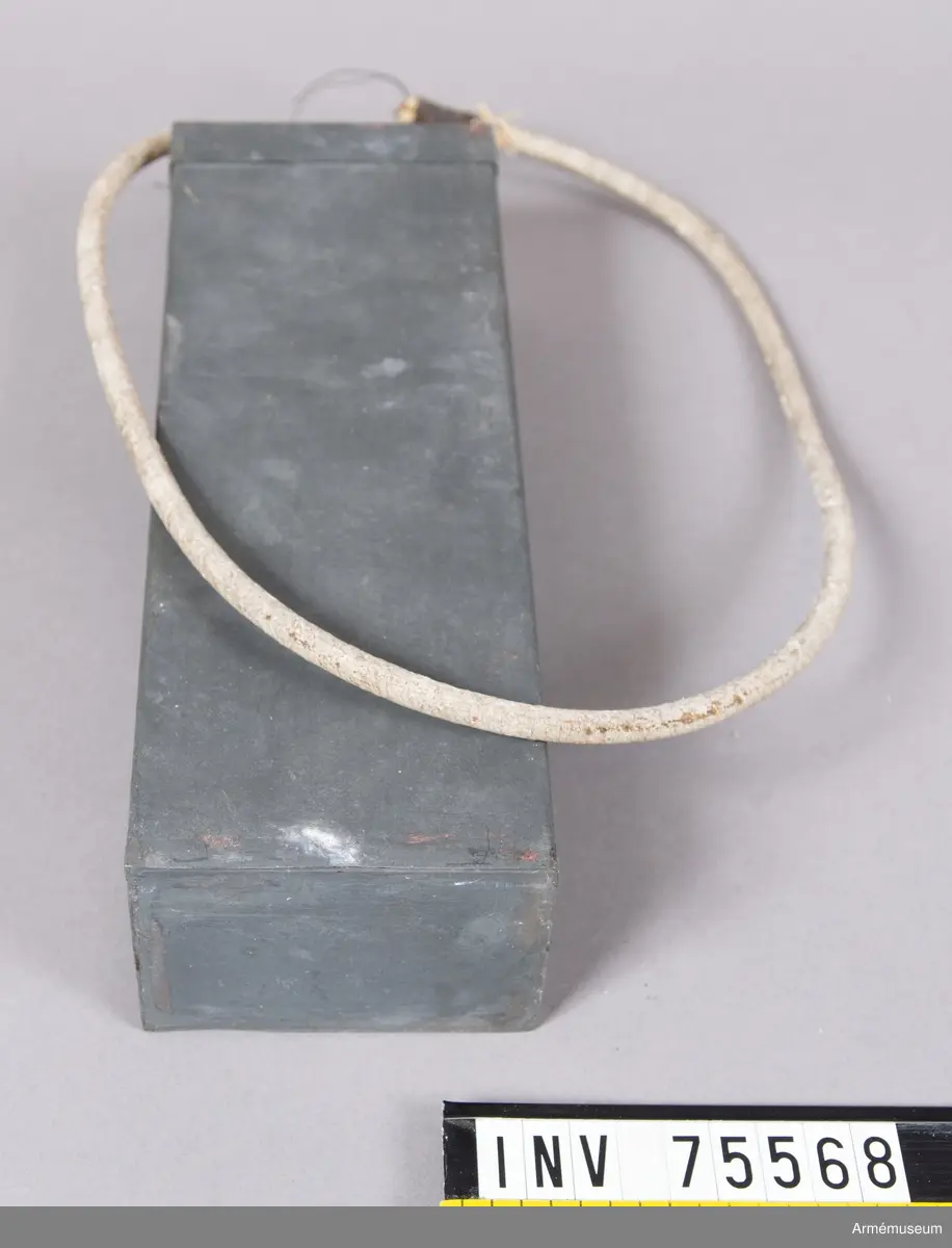 Grupp G III.
Med 800 gr bomullskrut, fullt apterad med stubin och dynamittändhatt.
För åskådning.