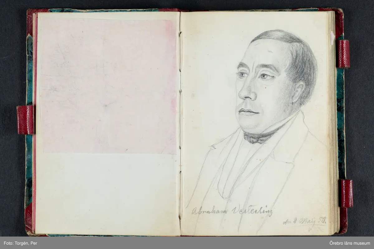 Skissbok med studieporträtt i blyerts av Wilhelmina Lagerholm (1826-1917).  Skisserna är förmodligen tecknade i Örebro under våren och sommaren 1850. I november samma år flyttade Wilhelmina Lagerholm till Stockholm för att studera teckningskonst och måleri. Några av bilderna är daterade och flera har namn på den avporträtterade. De föreställer släktingar, familjemedlemmar samt vänner och bekanta i Örebro.
Ingår i PS-15 Juliana Mannerfelt (W:s faster), F:5 Skissböcker, mm. Wilhelmina Lagerholm.
