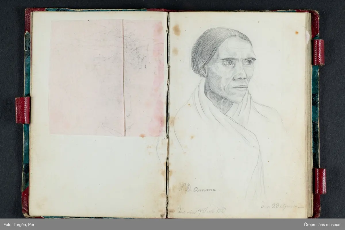 Skissbok med studieporträtt i blyerts av Wilhelmina Lagerholm (1826-1917).  Skisserna är förmodligen tecknade i Örebro under våren och sommaren 1850. I november samma år flyttade Wilhelmina Lagerholm till Stockholm för att studera teckningskonst och måleri. Några av bilderna är daterade och flera har namn på den avporträtterade. De föreställer släktingar, familjemedlemmar samt vänner och bekanta i Örebro.
Ingår i PS-15 Juliana Mannerfelt (W:s faster), F:5 Skissböcker, mm. Wilhelmina Lagerholm.