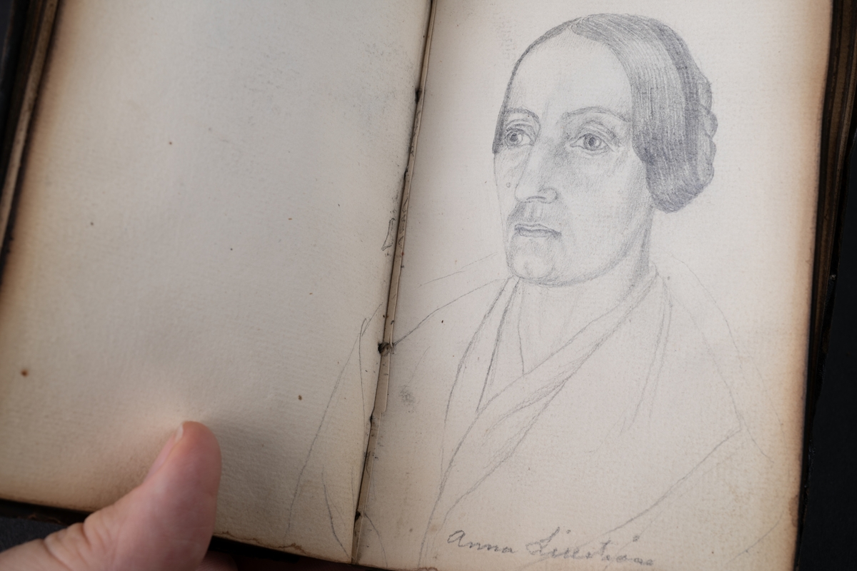 Skissbok med studieporträtt i blyerts av Wilhelmina Lagerholm (1826-1917).  Skisserna är förmodligen tecknade i Örebro under våren och sommaren 1850. I november samma år flyttade Wilhelmina Lagerholm till Stockholm för att studera teckningskonst och måleri. Boken är skadad genom brand. Några av bilderna är daterade och flera har namn på den avporträtterade. De föreställer släktingar, familjemedlemmar samt vänner och bekanta i Örebro.
Finns i OLM-PS-15, F:5
