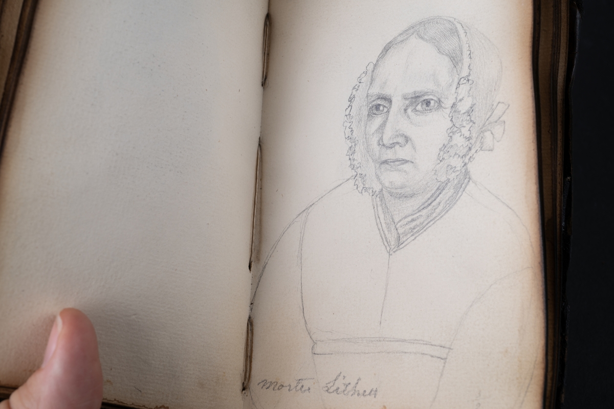 Skissbok med studieporträtt i blyerts av Wilhelmina Lagerholm (1826-1917).  Skisserna är förmodligen tecknade i Örebro under våren och sommaren 1850. I november samma år flyttade Wilhelmina Lagerholm till Stockholm för att studera teckningskonst och måleri. Boken är skadad genom brand. Några av bilderna är daterade och flera har namn på den avporträtterade. De föreställer släktingar, familjemedlemmar samt vänner och bekanta i Örebro.
Finns i OLM-PS-15, F:5