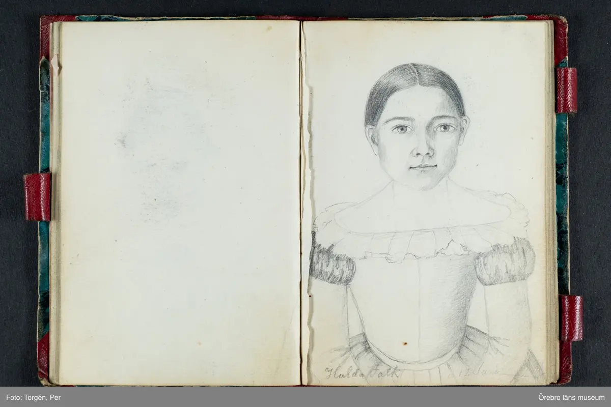 Skissbok med studieporträtt i blyerts av Wilhelmina Lagerholm (1826-1917).  Skisserna är förmodligen tecknade i Örebro under våren och sommaren 1850. I november samma år flyttade Wilhelmina Lagerholm till Stockholm för att studera teckningskonst och måleri. Några av bilderna är daterade och flera har namn på den avporträtterade. De föreställer släktingar, familjemedlemmar samt vänner och bekanta i Örebro.
Ingår i PS-15 Juliana Mannerfelt (W:s faster), F:5 Skissböcker, mm. Wilhelmina Lagerholm.