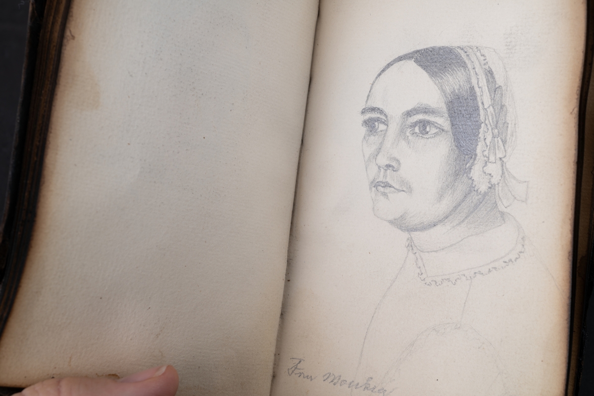 Skissbok med studieporträtt i blyerts av Wilhelmina Lagerholm (1826-1917).  Skisserna är förmodligen tecknade i Örebro under våren och sommaren 1850. I november samma år flyttade Wilhelmina Lagerholm till Stockholm för att studera teckningskonst och måleri. Boken är skadad genom brand. Några av bilderna är daterade och flera har namn på den avporträtterade. De föreställer släktingar, familjemedlemmar samt vänner och bekanta i Örebro.
Finns i OLM-PS-15, F:5