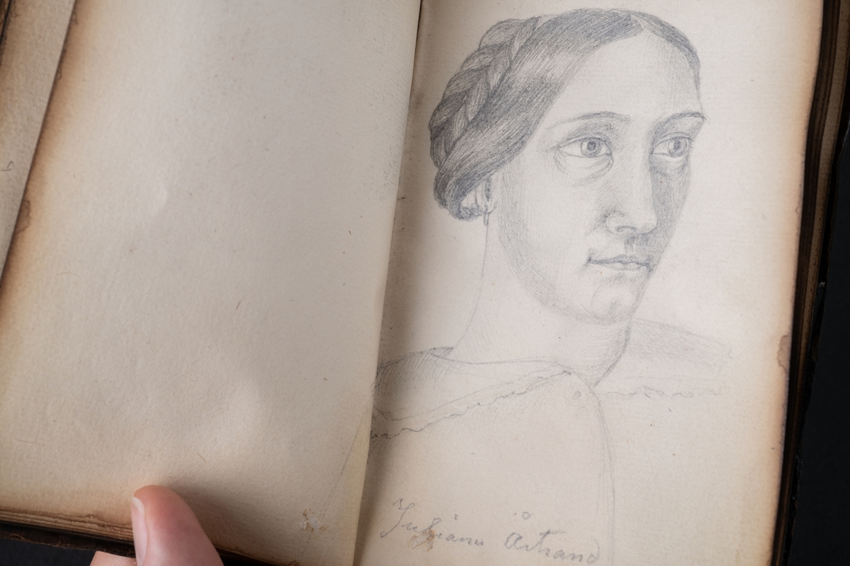 Skissbok med studieporträtt i blyerts av Wilhelmina Lagerholm (1826-1917).  Skisserna är förmodligen tecknade i Örebro under våren och sommaren 1850. I november samma år flyttade Wilhelmina Lagerholm till Stockholm för att studera teckningskonst och måleri. Boken är skadad genom brand. Några av bilderna är daterade och flera har namn på den avporträtterade. De föreställer släktingar, familjemedlemmar samt vänner och bekanta i Örebro.
Finns i OLM-PS-15, F:5