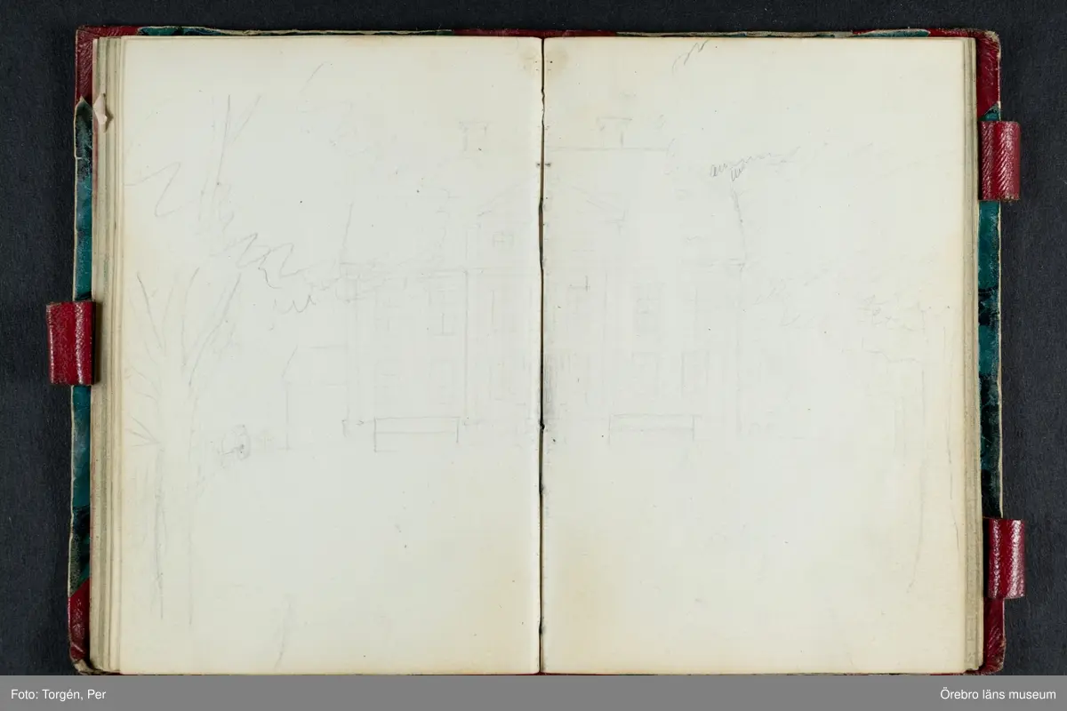 Skissbok med studieporträtt i blyerts av Wilhelmina Lagerholm (1826-1917).  Skisserna är förmodligen tecknade i Örebro under våren och sommaren 1850. I november samma år flyttade Wilhelmina Lagerholm till Stockholm för att studera teckningskonst och måleri. Några av bilderna är daterade och flera har namn på den avporträtterade. De föreställer släktingar, familjemedlemmar samt vänner och bekanta i Örebro.
Ingår i PS-15 Juliana Mannerfelt (W:s faster), F:5 Skissböcker, mm. Wilhelmina Lagerholm.