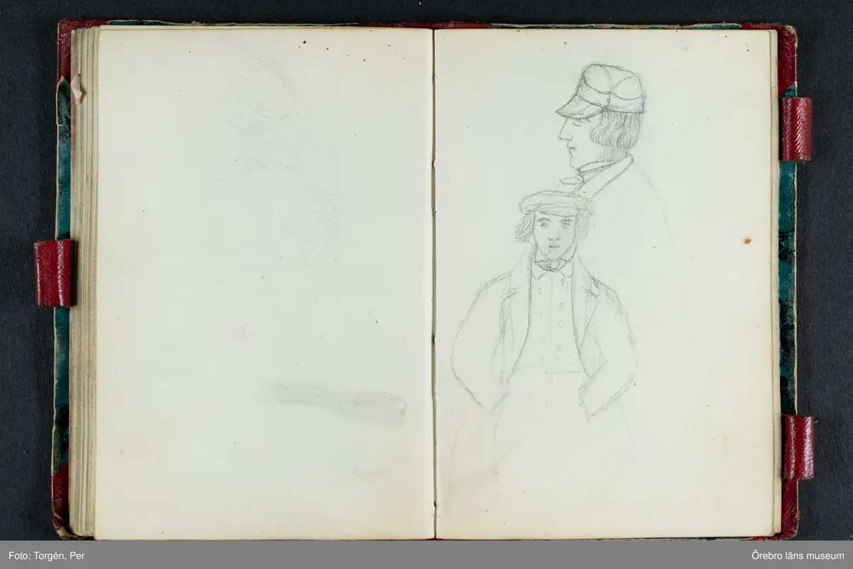 Skissbok med studieporträtt i blyerts av Wilhelmina Lagerholm (1826-1917).  Skisserna är förmodligen tecknade i Örebro under våren och sommaren 1850. I november samma år flyttade Wilhelmina Lagerholm till Stockholm för att studera teckningskonst och måleri. Några av bilderna är daterade och flera har namn på den avporträtterade. De föreställer släktingar, familjemedlemmar samt vänner och bekanta i Örebro.
Ingår i PS-15 Juliana Mannerfelt (W:s faster), F:5 Skissböcker, mm. Wilhelmina Lagerholm.