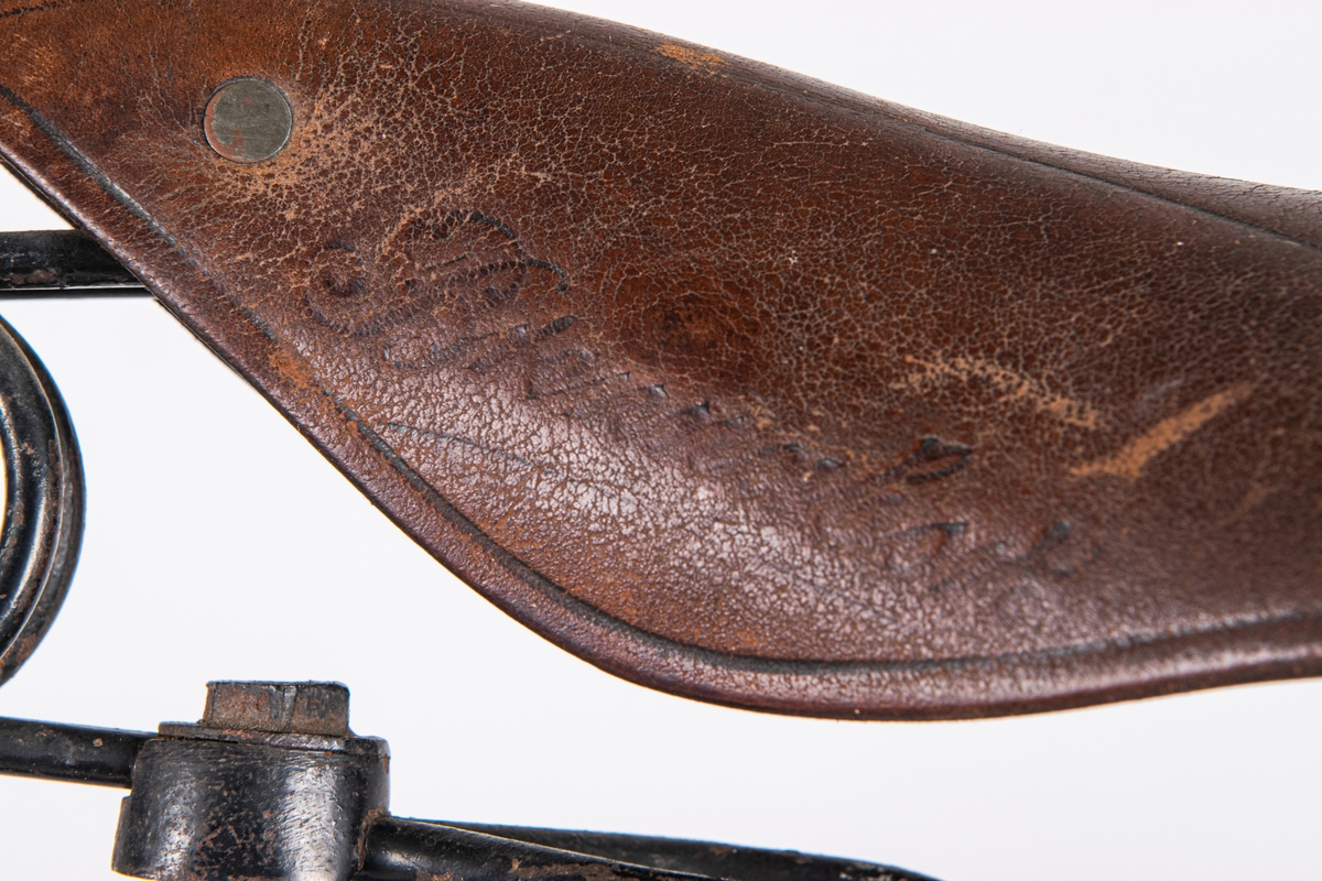 Cykel från 1800-talets slut.
Svartmålad. Gummidäck. Pakethållare i fram. Brun sadel av läder.
Den är tysk och är av märket Brennabor, modell No 1. Firman låg i Brandenburg.
Den är från sista årtiondena på 1800-talet.
Registreringsskyl i glas, nummer 5198.