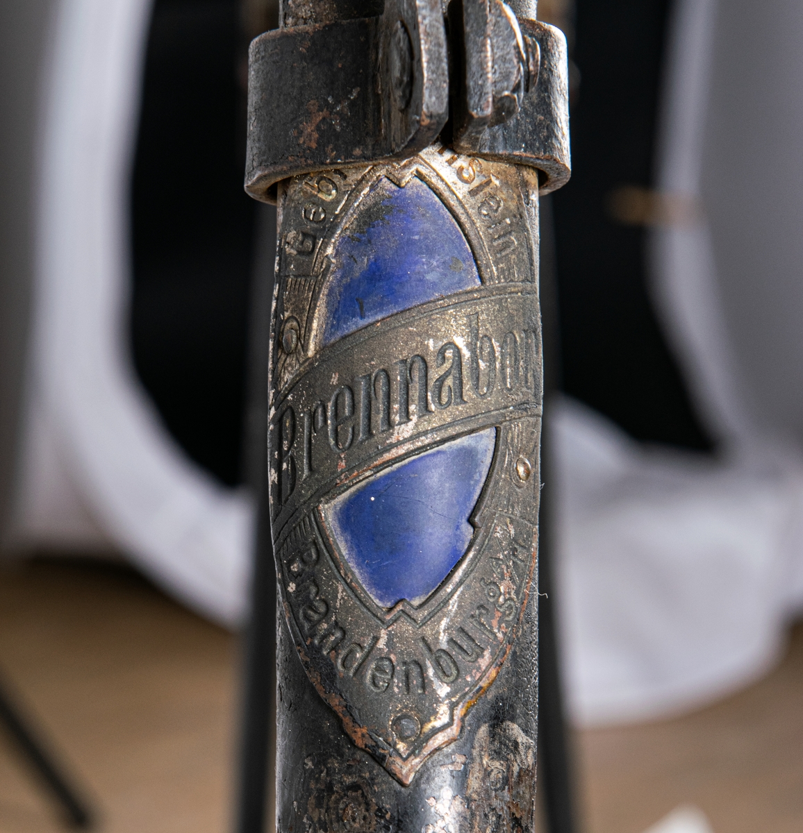 Cykel från 1800-talets slut.
Svartmålad. Gummidäck. Pakethållare i fram. Brun sadel av läder.
Den är tysk och är av märket Brennabor, modell No 1. Firman låg i Brandenburg.
Den är från sista årtiondena på 1800-talet.
Registreringsskyl i glas, nummer 5198.