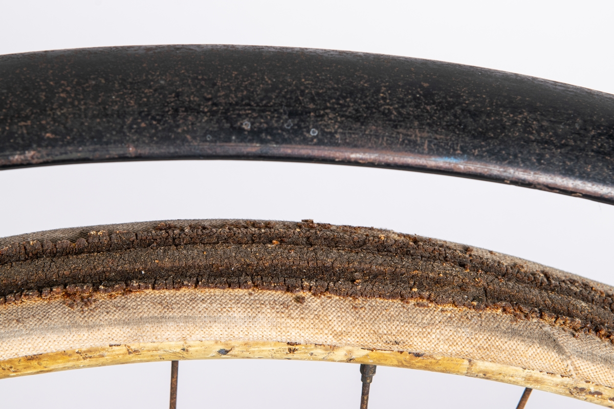Cykel från 1800-talets slut.
Svartmålad. Gummidäck. Pakethållare i fram. Brun sadel av läder.
Den är tysk och är av märket Brennabor, modell No 1. Firman låg i Brandenburg.
Den är från sista årtiondena på 1800-talet.
Registreringsskyl i glas, nummer 5198.
