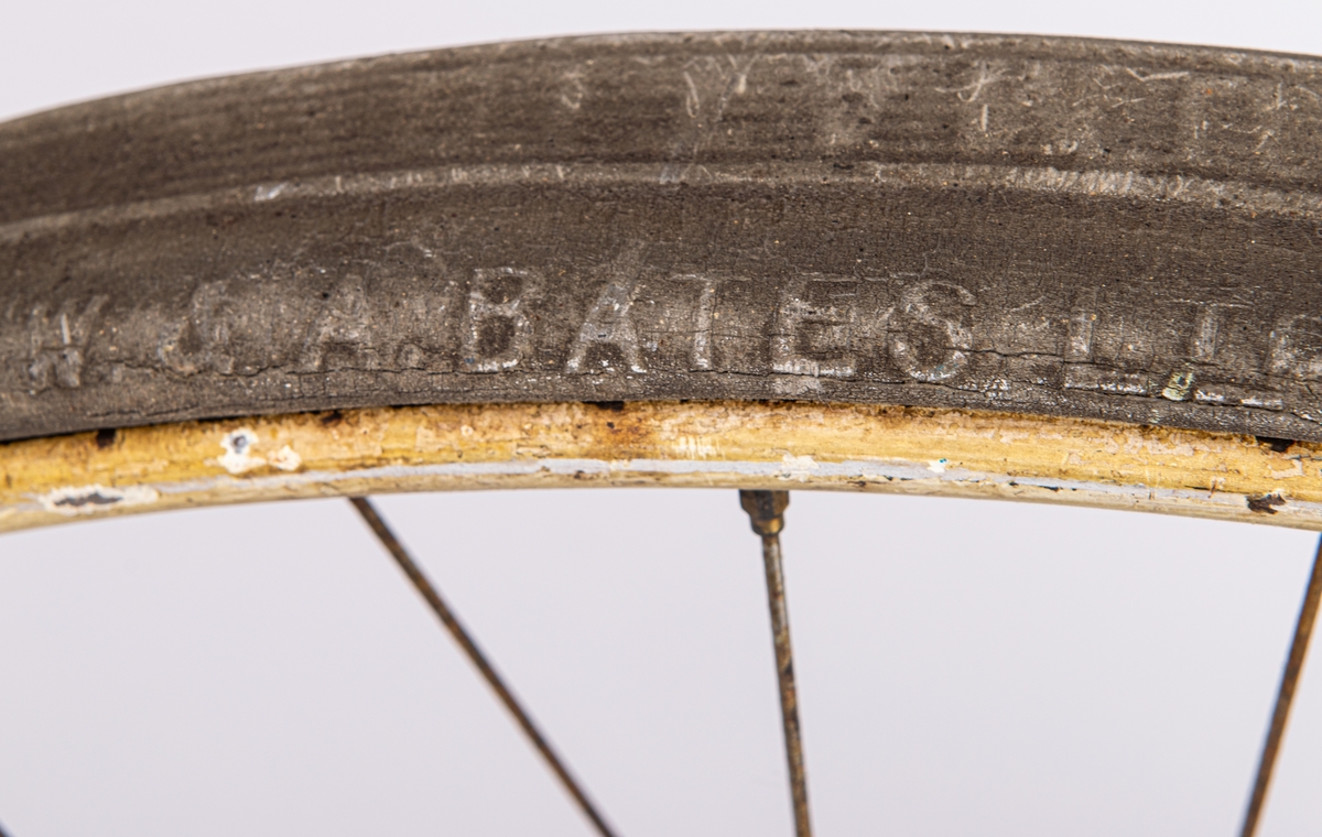 Cykel från 1800-talets slut.
Svartmålad. Gummidäck. Pakethållare i fram. Brun sadel av läder.
Den är tysk och är av märket Brennabor, modell No 1. Firman låg i Brandenburg.
Den är från sista årtiondena på 1800-talet.
Registreringsskyl i glas, nummer 5198.