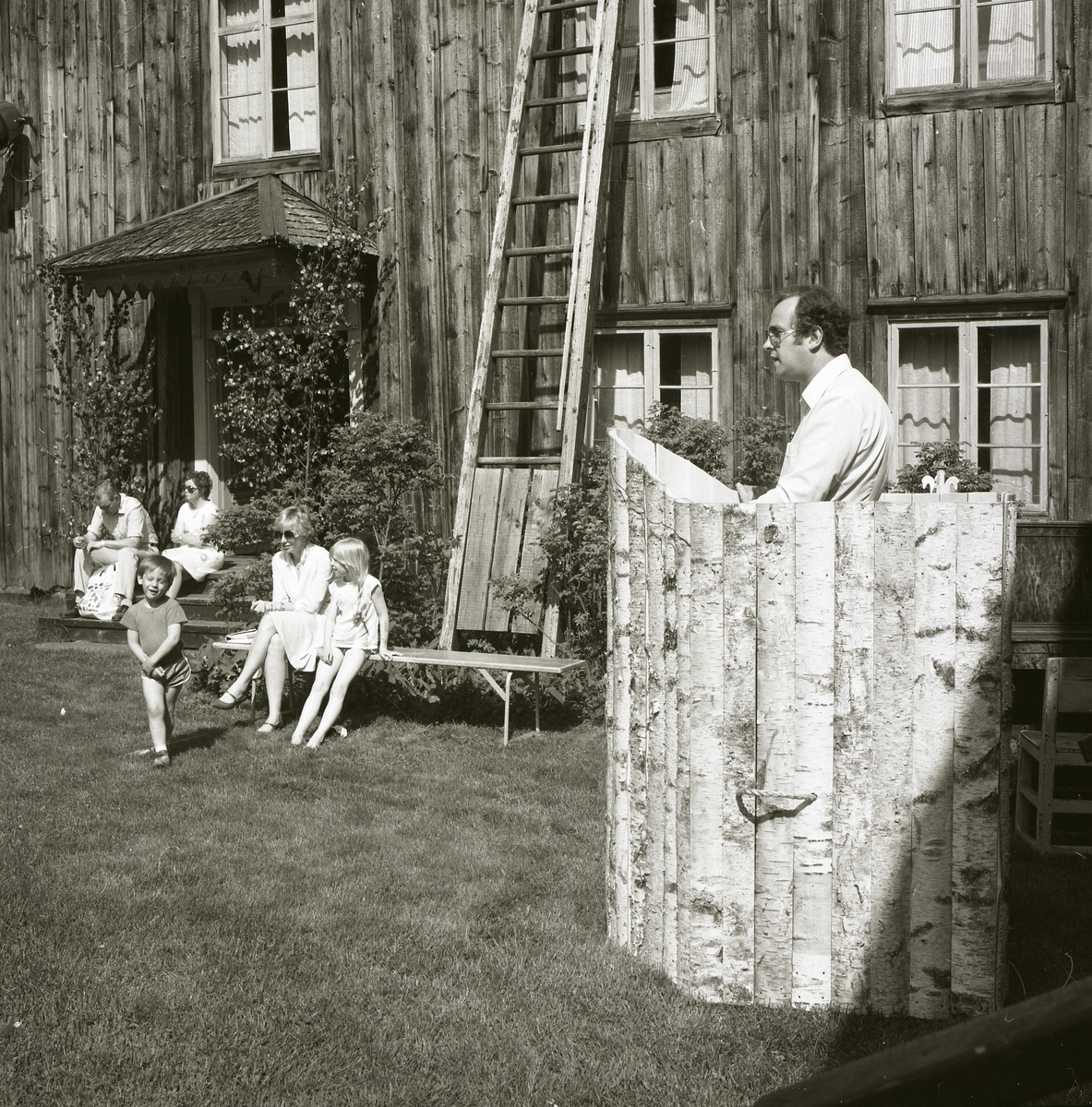 En man håller tal från en talarstol på midsommarfesten i Rengsjö hembygdsby, 21 juni 1985.