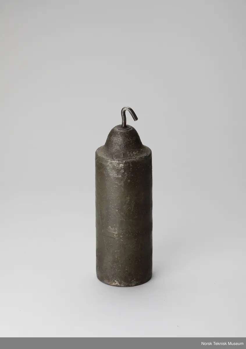 Lodd som henges i kjetting ytterst til høyre på maskinen.