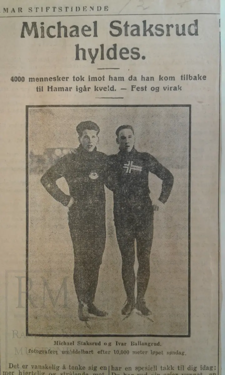 Bok med blanke ark der det er limt inn avisutklipp. Mange aviser og avisutklipp ligger løse inne i boka.