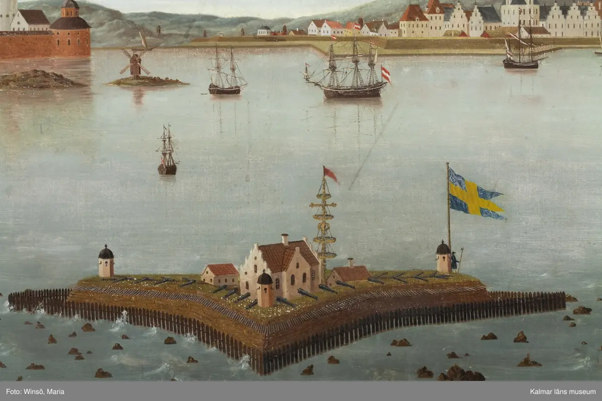 Kvarnholmen, Kalmar nya stad och Kalmar slott, i förgrunden Grimskär, i bakgrunden berg och kullar, framför staden i vattnet ett flertal skepp och mindre båtar, den ostligaste delen av Kvarnholmen finns inte med i motivet. På Grimskär syns både midsommarstång och hissad flagga.