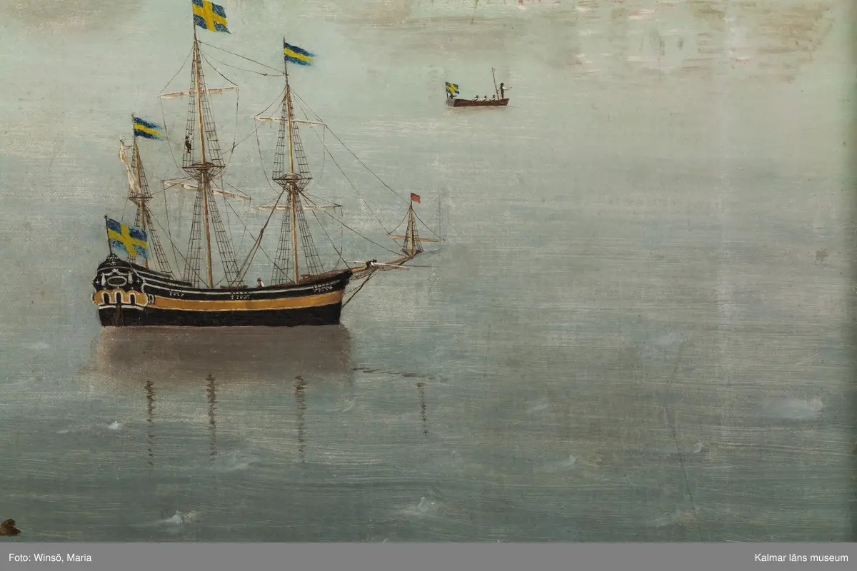 Kvarnholmen, Kalmar nya stad och Kalmar slott, i förgrunden Grimskär, i bakgrunden berg och kullar, framför staden i vattnet ett flertal skepp och mindre båtar, den ostligaste delen av Kvarnholmen finns inte med i motivet. På Grimskär syns både midsommarstång och hissad flagga.