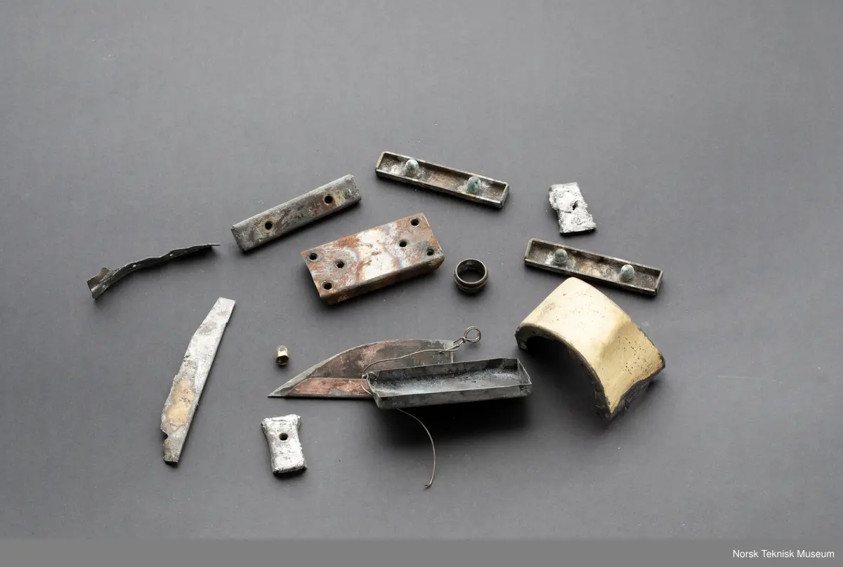 Pose med div mindre deler tilhørende sykkelen. 13 deler, inkludert liten bit metall.