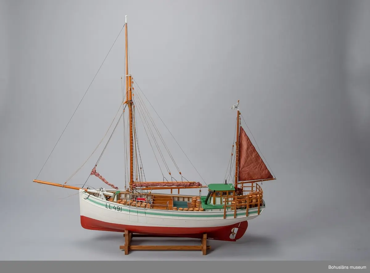 Modell av fiskebåten LL 491 RUDOLF.
Engelsk kutter utrustad för Islandsfiske som det tedde sig på 1930–1940-talet. 
Skala 1:25.
Signerad: Rudolf Bengt Pettersson, 2011.
Detaljrik och ytterst välgjord modell.