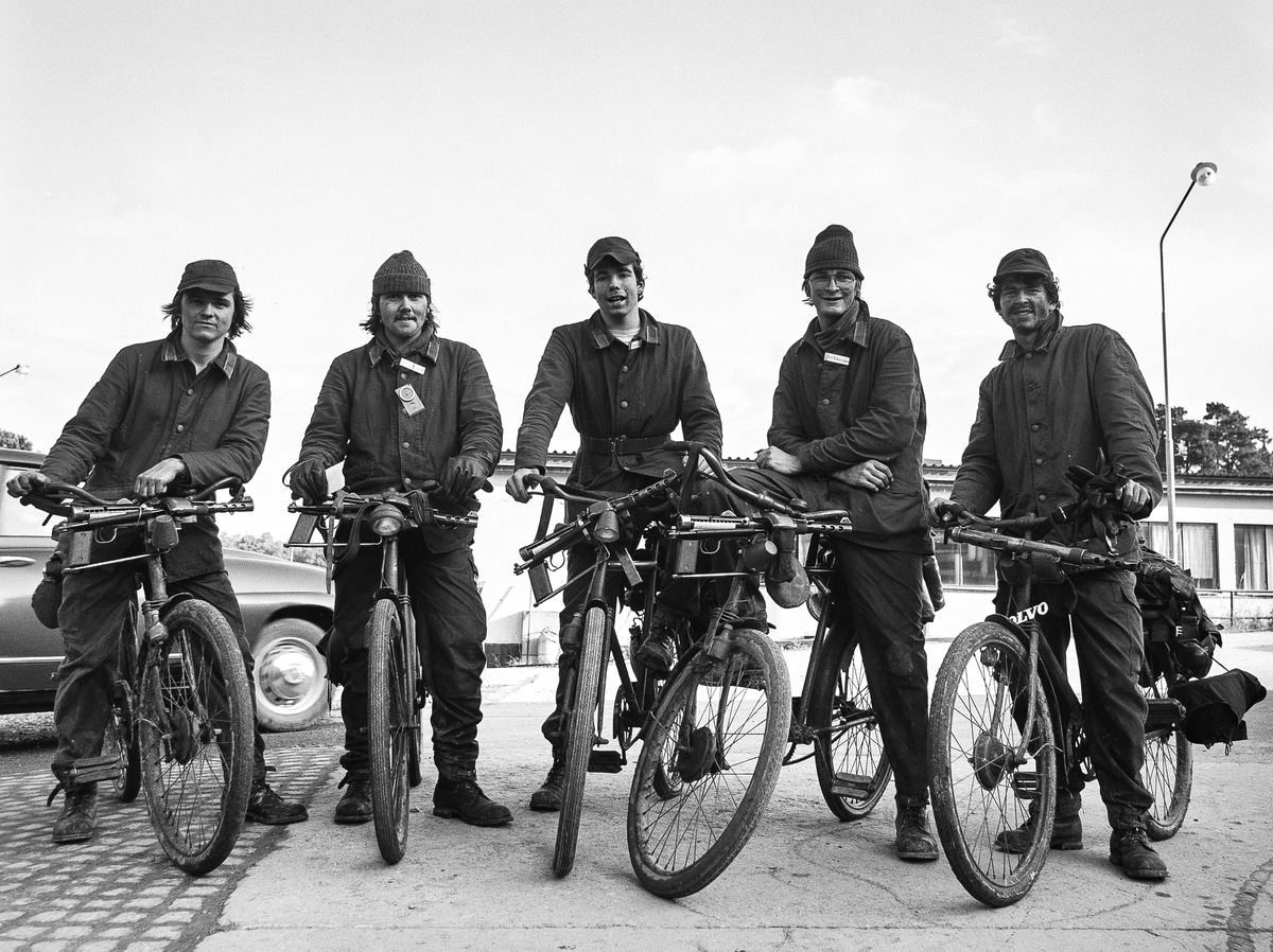 Några gruppchefer från motor- och förplägnadsplutonerna tränar inför soldatprov på cykel.

OBS! två bilder.