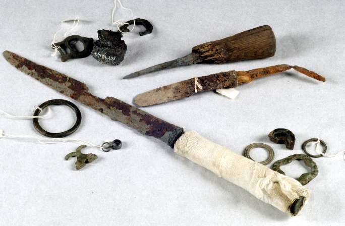 Samling av föremål: 22 fragment av kritpipor, ett skal av hasselnöt, en bencylinder med gänga samt en pryl med träskaft. (Bilderna visar järnföremål före och efter konservering.)
Bland kritpiporna identifierat:
1) Holländsk pipa med klackmärke med "6-streckig stjärna". Trolig tillverkare Jaime Starre, verksam i Gouda 1680-1690.
2) Huvud från svensk pipa tillverkad av Carl Wettervik i Stockholm 1755-1798. I nedre högra hörnet av skölden, de tre kronorna är men en över och två nere.
3) Huvud från engelsk pipa med reliefdekor på högra sidan bestående av "IP" inom ring. Tillverkad av James Pearce i Bristol ca 1700-1730.
4) Huvud från holländsk pipa med klackmärke "Svan". Trolig tillverkare Jan de Jams, verksam i Gouda 1719-1730.