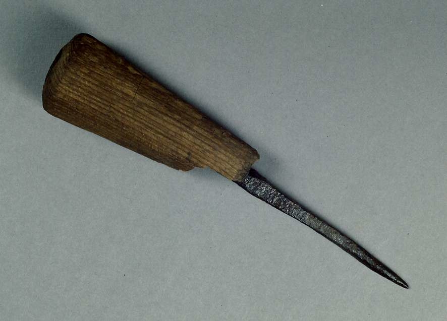 Samling av föremål: 22 fragment av kritpipor, ett skal av hasselnöt, en bencylinder med gänga samt en pryl med träskaft. (Bilderna visar järnföremål före och efter konservering.)
Bland kritpiporna identifierat:
1) Holländsk pipa med klackmärke med "6-streckig stjärna". Trolig tillverkare Jaime Starre, verksam i Gouda 1680-1690.
2) Huvud från svensk pipa tillverkad av Carl Wettervik i Stockholm 1755-1798. I nedre högra hörnet av skölden, de tre kronorna är men en över och två nere.
3) Huvud från engelsk pipa med reliefdekor på högra sidan bestående av "IP" inom ring. Tillverkad av James Pearce i Bristol ca 1700-1730.
4) Huvud från holländsk pipa med klackmärke "Svan". Trolig tillverkare Jan de Jams, verksam i Gouda 1719-1730.