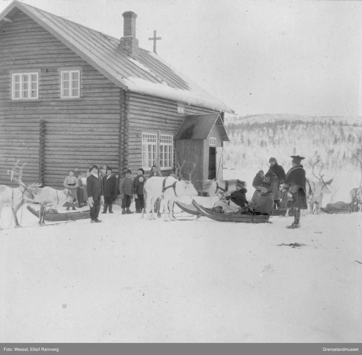 Presten Mads Le Maire er på besøk på Strand Internat og skolekapell, 1905. Inngang på den tiden var fra kirkegården.
