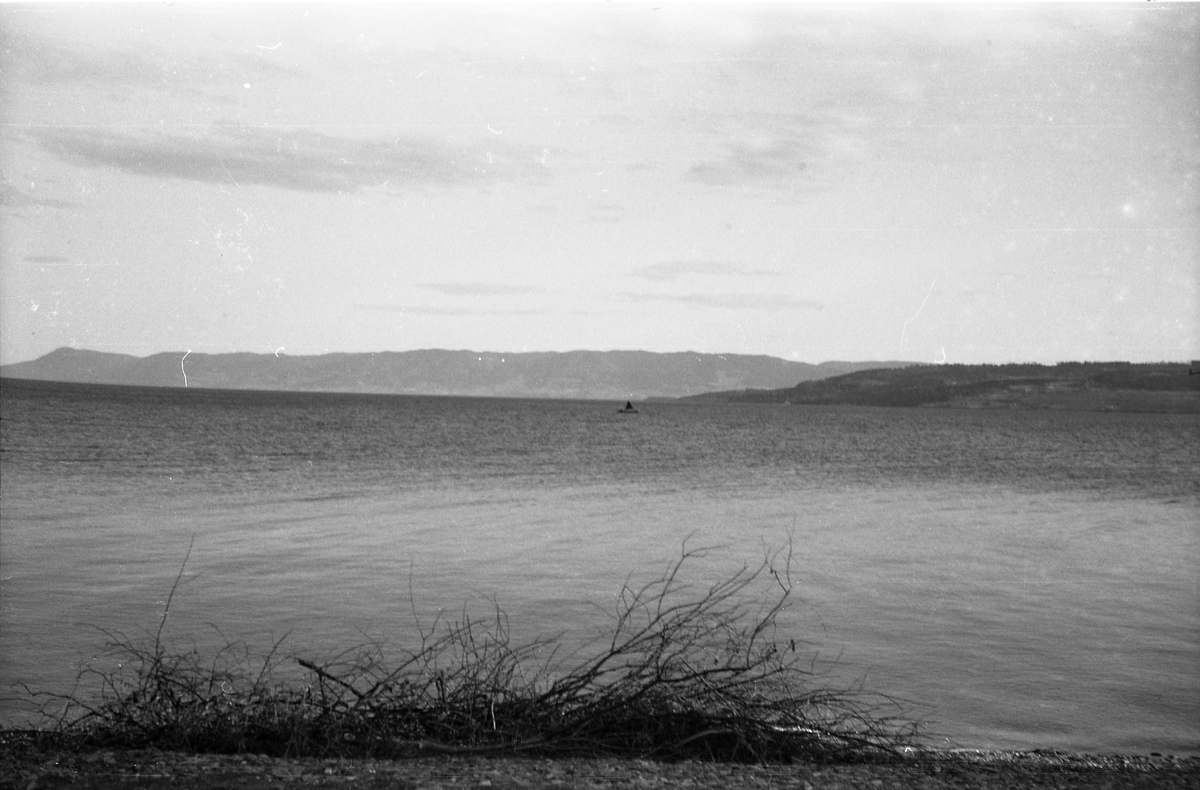 Fem avfotograferte bilder som synes å være tatt utover Mjøsa, delvis fra land, delvis trolig fra båt, og i ulike retninger.
-Bilde nr. 1: Mot Nessundet fra Kapp-sida
-Bilde nr. 2: Mot Skreifjella (til høyre)
-Bilde nr. 3: Odden til høyre i bildet trolig på Toten-sida, kanskje i nærheten av Diktimot, Stange-landet lengst borte
-Bilde nr. 4: Synes å være Skreifjella til venstre i bildet. I så fall mot Sundvika til høyre i bildet, bak det som muligens er Hensvold-odden
-Bilde nr.5: Mot Skreifjella til venstre, og mot Minnesund rett over seilbåten.