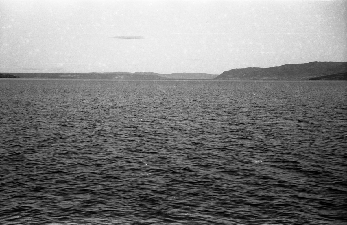 Fem avfotograferte bilder som synes å være tatt utover Mjøsa, delvis fra land, delvis trolig fra båt, og i ulike retninger.
-Bilde nr. 1: Mot Nessundet fra Kapp-sida
-Bilde nr. 2: Mot Skreifjella (til høyre)
-Bilde nr. 3: Odden til høyre i bildet trolig på Toten-sida, kanskje i nærheten av Diktimot, Stange-landet lengst borte
-Bilde nr. 4: Synes å være Skreifjella til venstre i bildet. I så fall mot Sundvika til høyre i bildet, bak det som muligens er Hensvold-odden
-Bilde nr.5: Mot Skreifjella til venstre, og mot Minnesund rett over seilbåten.